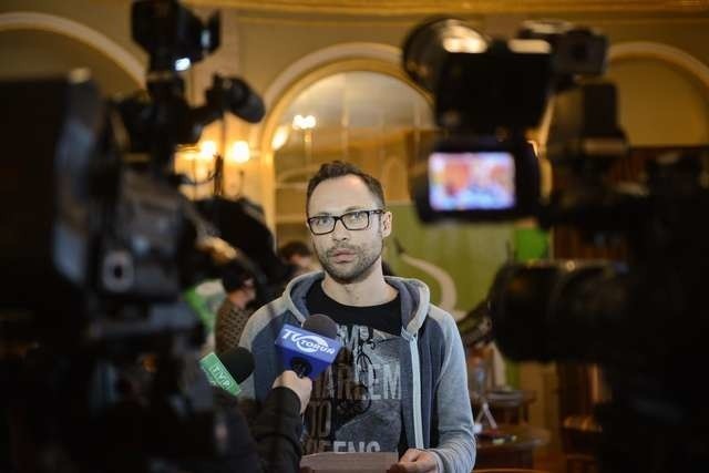 Tomasz Mycan podczas konferencji prasowej w Teatrze Horzycy