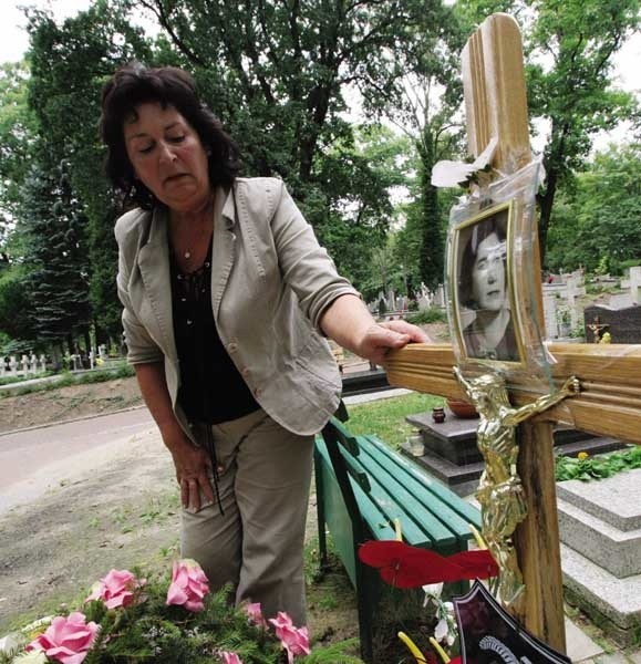 Od śmierci matki minęło ponad półtora miesiąca. Helena Czapiga odwiedza jej grób na słupskim cmentarzu prawie codziennie. Nadal nie może zrozumieć, czemu pogotowie przyjechało tak późno.
