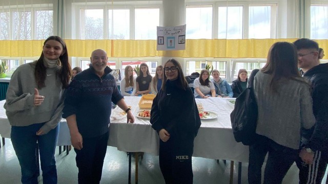 Dzień Kuchni Francuskiej przygotowała młodzież z Zespołu Szkół numer 1 w Przysusze pod opieką Hacene Kebbas, nauczyciela języka francuskiego.