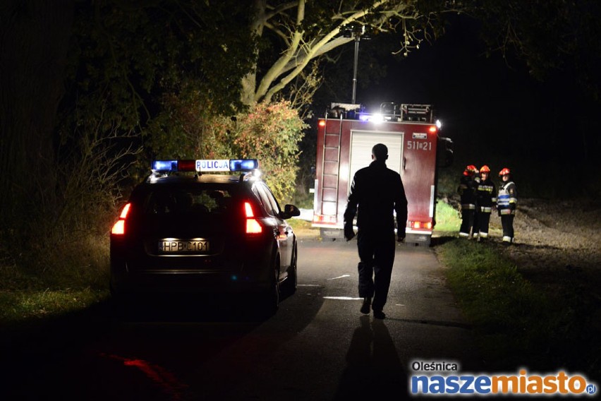 Terenowy opel uderzył w drzewo. Nie żyje kierowca (ZDJĘCIA)