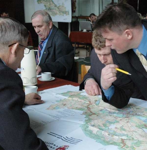 To zdjęcie z marca 2006 r. Radni Dariusz Wiąz, Rajmund Mintus, Leon Chmielewski i Wojciech Szczepański analizowali mapę, która byłą załącznikiem do studium. Wczoraj okazało się, że magistrat ma zupełnie inny plan miasta.