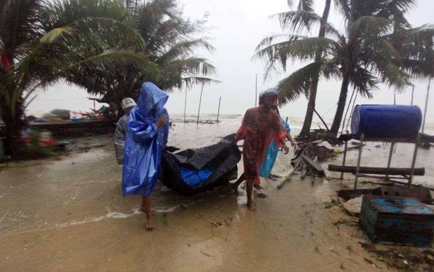 W Tajlandię uderzyła niespotykana o tej porze roku burza tropikalna. Ostrzeżenie dla Polaków