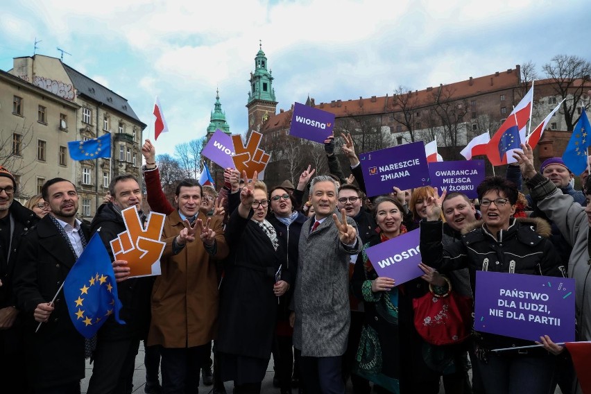 Robert Biedroń w Krakowie zapowiada walkę ze smogiem i Kościołem