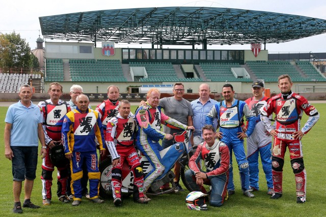 W czwartek (15 sierpnia) na Motoarenie odbędzie się wyjątkowy mecz - Retro Derby z udziałem żużlowców reprezentujących w przeszłości kluby z Bydgoszczy i Torunia. W poniedziałek na torze w Bydgoszczy trenowali byli poloniści, m.in. Zbigniew Bizoń, Krzysztof Ziarnik, Waldemar Cisoń, Andrzej Pietrzak, Robert Bonin, Maciej Głód, Marcin Ryczek, Michał Robacki, Tomasz Kornacki i Jacek Woźniak.Bilety na zawody kosztują 10 zł (bez względu na sektor trybun). Można je kupować w kasie Polonii w godz. 10.00-16.00, a także w Speedway Pub przy ul. Gajowej, który prowadzi Waldemar Walczak.15 sierpnia, w dniu zawodów, bilety do nabycia w kasach toruńskiej Motoareny. Początek imprezy o godz. 17.00.Dochód ze sprzedaży wejściówek trafi do Fundacji Światło i Hospicjum Nadzieja.Żużlowe derby-retro organizują Miejski Ośrodek Sportu i Rekreacji w Toruniu, Stal Toruń oraz Stowarzyszenie Bohaterowie Czarnego Gryfa, na którego czele stoi Jarosław Gamszej.