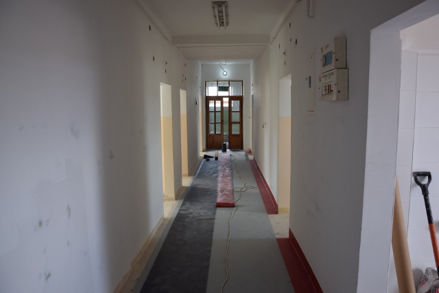 Trwa remont pomieszczeń budynku Szpitala Miejskiego w Miastku znajdującego się przy głównym wjeździe. Obecnie funkcjonuje tam ZOL i czasowo reumatologia.