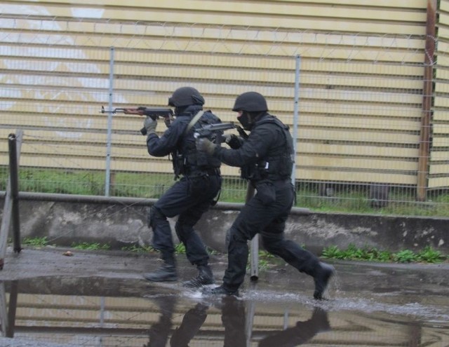 Zielonogórscy policjanci ćwiczyli na terenie 4. Zielonogórskiego Pułku Przeciwlotniczego w jednostce wojskowej Czerwieńsku.