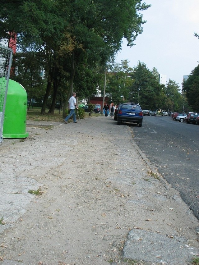 To wstyd, że w mieście są jeszcze takie chodniki jak ten przy ul. Andromedy