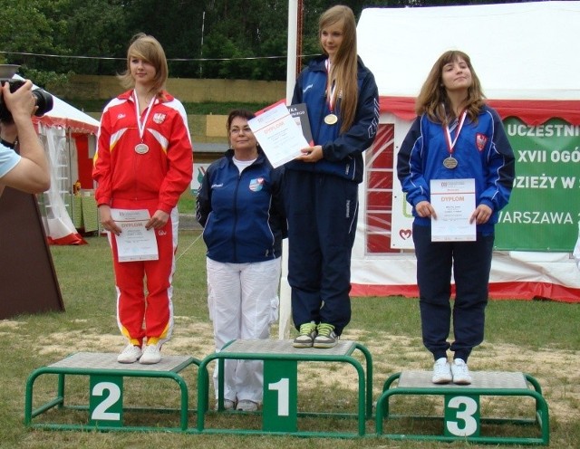 Ceremonia dekoracji podczas Ogólnopolskiej Olimpiady Młodzieży w strzelectwie sportowym. Na zdjęciu od lewej: Ewelina Cisak (WKS Wawel Kraków), Angelika Woszczyńska (UMKS Niedźwiadek Staszów), Sonia Wojtal (BOCK Rawicz).