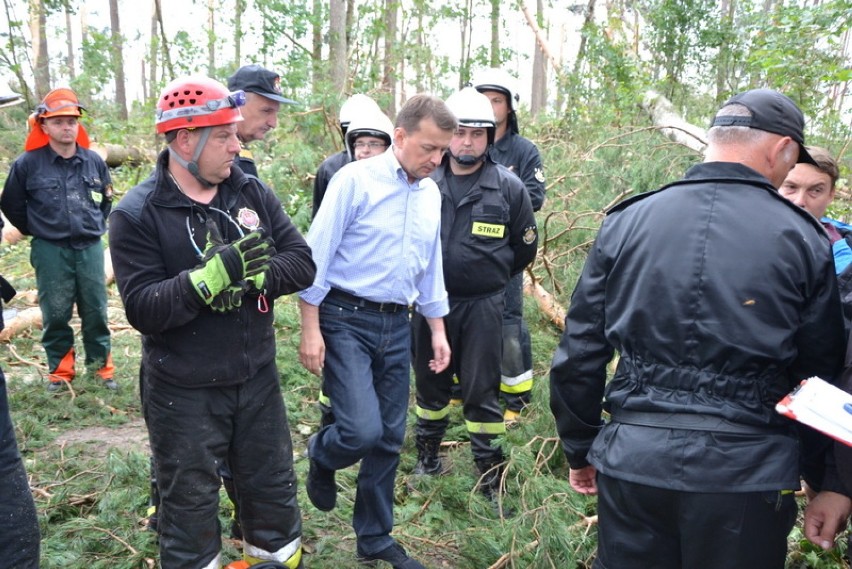 M. Błaszczak spotkał się ze strażakami koło Suszka. "Zrobiliśmy wiosła ze znaku, z desek, konarów"