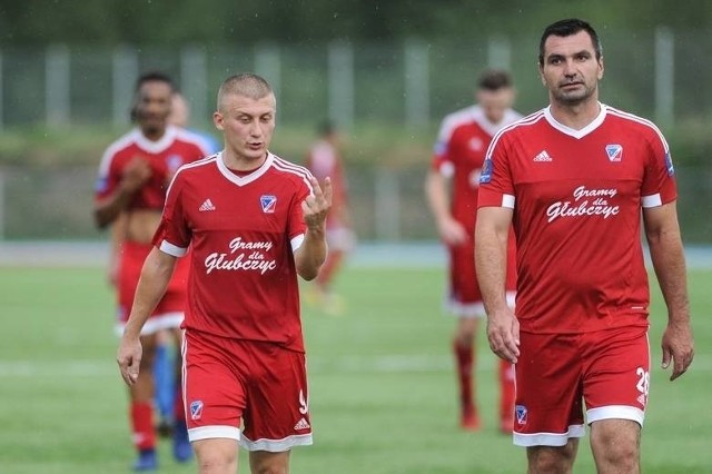 Piotr Jamuła (z lewej) nie strzelił karnego, za to Jacek Broniewicz owszem.