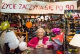 Kraków. W sklepie na Kalwaryjskiej za ladą od 45 lat stoi pani Janina. Dziś obchodzi 90. urodziny! [ZDJĘCIA]