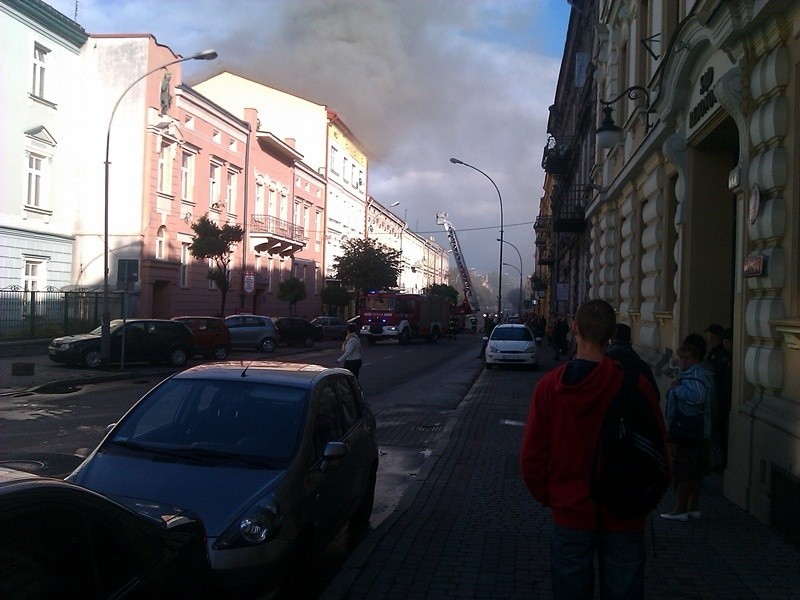 Pożar poddasza w kamienicy w centrum Przemyśla. Zdjęcia internauty