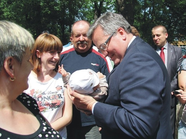 Na prezydenckich rękach półtoramiesięczny Lucjanek Kozlowski, obok jego mama pani Krystyna.