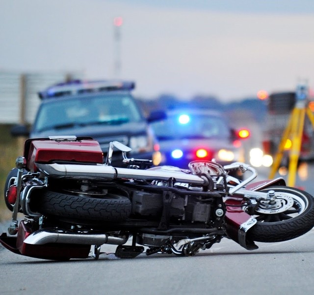 Kierowca terenowej Toyoty odpowie za spowodowanie wypadku po pijanemu. Ucierpiał motocyklista.
