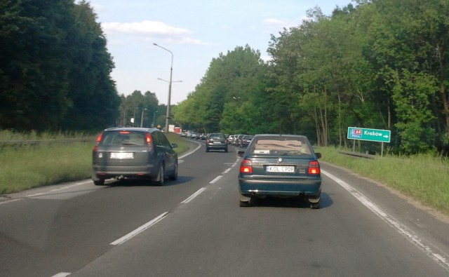 Choć zwężenie drogi jest pół kilometra dalej, korek zaczyna się tworzyć już przy zjeździe na S1.