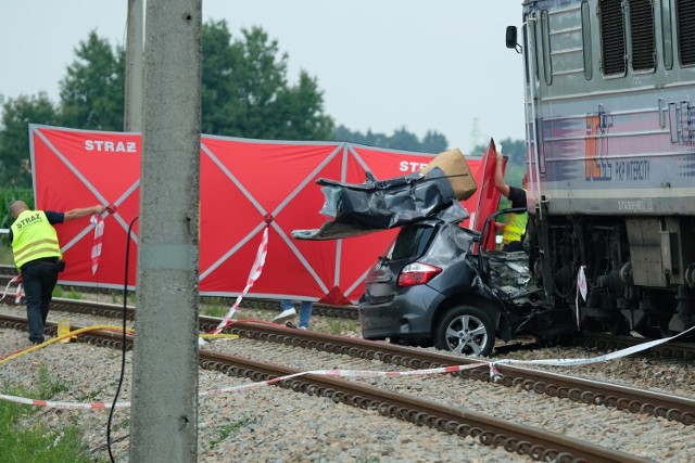 Do wypadku doszło we wtorek około godz. 10 w Wierzawicach koło Leżajska.Jak informuje rzeszowska Prokuratura Okręgowa, ze wstępnych ustaleń wynika, że kierujący samochodem osobowym, z nieustalonych przyczyn, nie zatrzymał się przed przejazdem i wjechał wprost pod nadjeżdżający pociąg.61-letni kierowca oraz pasażerka, jego 61-letnia żona, zginęli na miejscu. Na około trzy godziny wstrzymano ruch kolejowy, zaś PKP Intercity zorganizowało dla pasażerów komunikację zastępczą. Zarówno maszynista, jak też nikt z pasażerów pociągu nie doznał obrażeń.