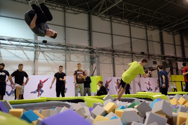 Jump Arena to niezwykła rozrywka na pochmurne dni. W Poznaniu jest na razie jeden park trampolin. Obiekt znajduje się pod dachem, więc zła pogoda nie przeszkadza w zabawie.Park - otwarty codziennie od godz. 9 do 21 - zlokalizowany jest w Galerii Obornickiej (ul. Obornicka 337 - dojazd autobusami linii 46 i 78).Działa również druga Jump Arena - w Galerii Giant na Ratajach.