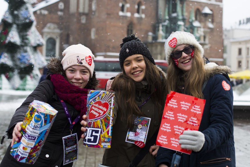 WOŚP w Krakowie. Zobaczcie jak kwestują wolontariusze