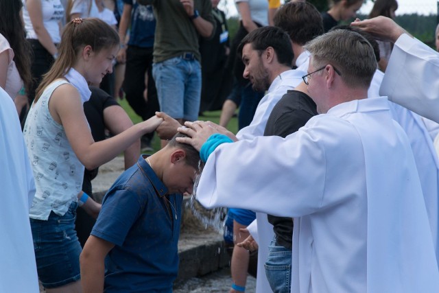 Festiwal Życia w Kokotku: Minął drugi dzień Festiwalu Życia w Kokotku. Liczba przybywających młodych stale rośnie. Atrakcje Festiwalu zaskakują, najbardziej w pamięci młodych zapisał się ks. Kuba Bartczak, ale także wspaniałe nabożeństwo wód Jordanu i wieczorny koncert Luxtorpedy.