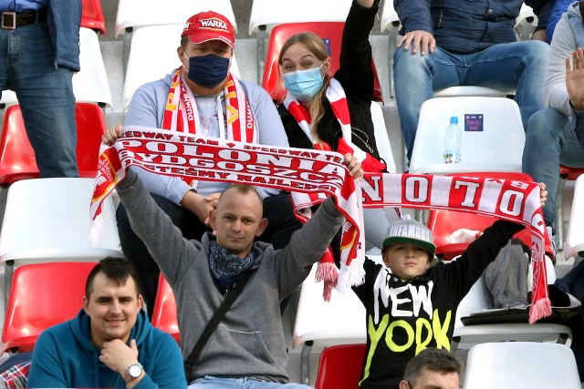 Bydgoscy fani w sezonie ligowym przeżywali huśtawkę nastrojów. Zaczęło się od euforii po pokonaniu w ostatnim wyścigu Orła Łódź. Potem przyszła seria porażek i załamanie zaglądającym w oczy spadkiem do II ligi. Na końcu była jednak szalona radość z pozostania w eWinner 1. Lidze Żużlowej. W sezonie 2020 mogliśmy podziwiać też wielkie gwiazdy speedwaya, które wystąpiły nad Brdą m.in. w turnieju SEC, Złotym Kasku czy też przy okazji meczu Polska - Rosja. Sympatycy czarnego sportu, którzy odwiedzali obiekt przy Sportowej 2 z pewnością nie narzekali, bo emocji w minionym sezonie nie brakowało. Poza tym, oddano do ich użytku nową trybunę na przeciwległej prostej. BYŁEŚ NA TRYBUNACH POLONII W SEZONIE 2020? POSZUKAJ SIEBIE NA ZDJĘCIACH >>>>