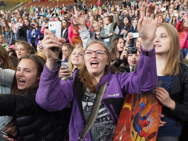 - Kwiatonators mają moc, są z Dawidem w dzień i w noc! - krzyczały fanki Dawida Kwiatkowskiego. W poniedziałek wokalista, okrzyknięty polskim Justinem Bieberem, wystąpił w Koszalinie.