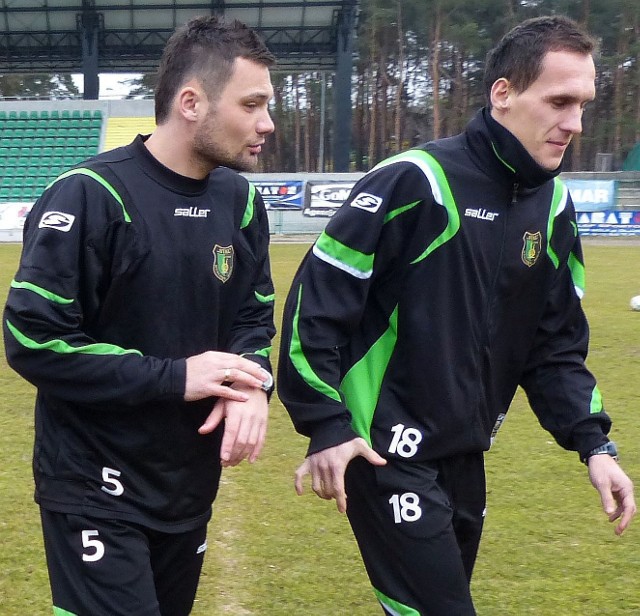 Piłkarze Stali Stalowa Wola (z lewej Przemysław Żmuda, obok Tomasz Płonka) mają za sobą kolejny mecz kontrolny.