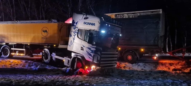 Do poważnego zdarzenia drogowego doszło w nocy w Świerczynie, w gminie Brzeziny. Ciężarówka przewożąca kury wypadła z drogi i przewróciła się na bok.Czytaj dalej i zobacz zdjęcia --->