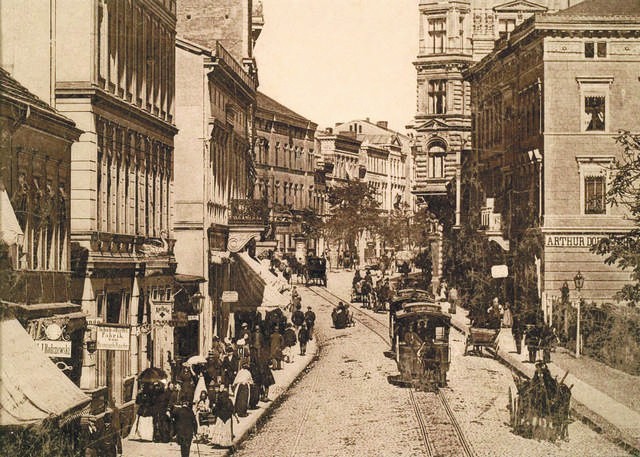 Fotografia ulicy Gdańskiej z XIX wieku. Takie smaczki można podziwiać w naszym Muzeum Okręgowym