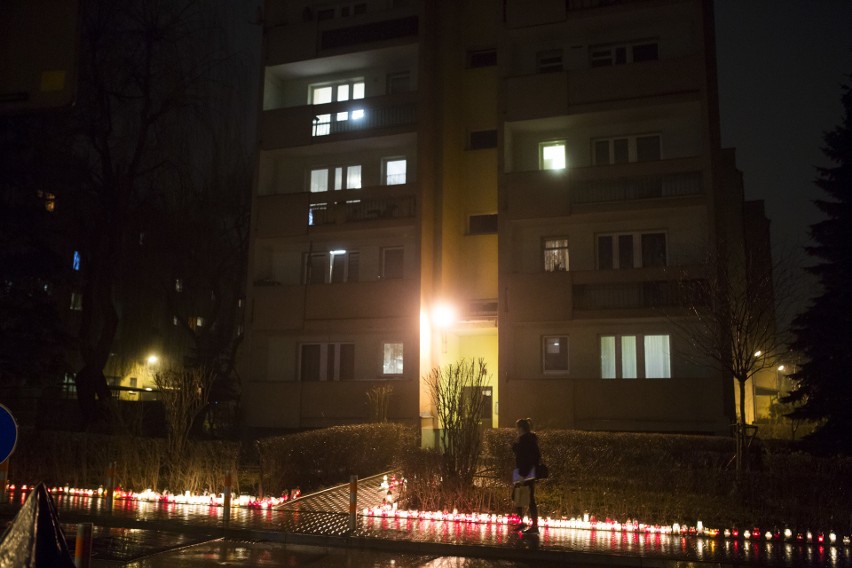 Kraków. Atak na Prokocimiu. Pod blokiem zapłonęły znicze [ZDJĘCIA]