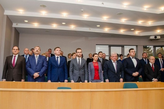 Za uchwaleniem studium zagłosowało 11 radnych. 12 w tym 10 radnych PiS nie wzięło w nim udziału.