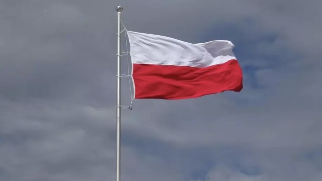 Jak dbać o symbole narodowe? Straż Miejska przypomina o godnym traktowaniu biało-czerwonej flagi