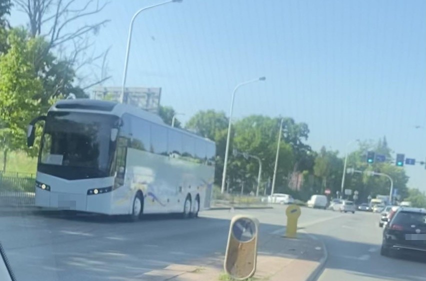 Wypadek ciężarówki i samochodu osobowego. Wprowadzono...