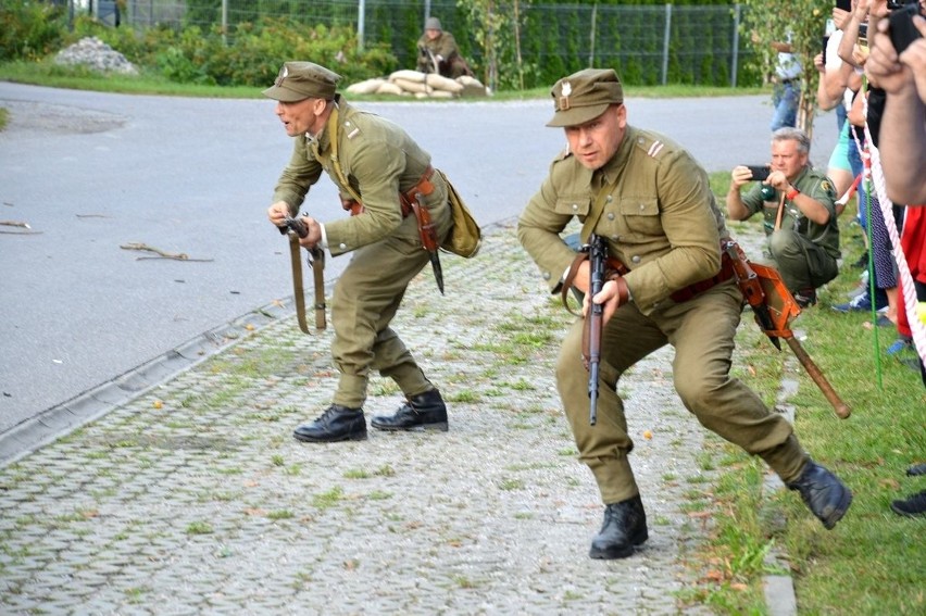 Uczestnicy rekonstrukcji odtwarzali walkę w obronie ojczyzny