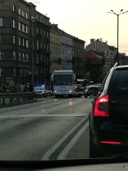 Kraków. Wypadek przed mostem Dębnickim. Motocyklista uderzył w samochód i autobus