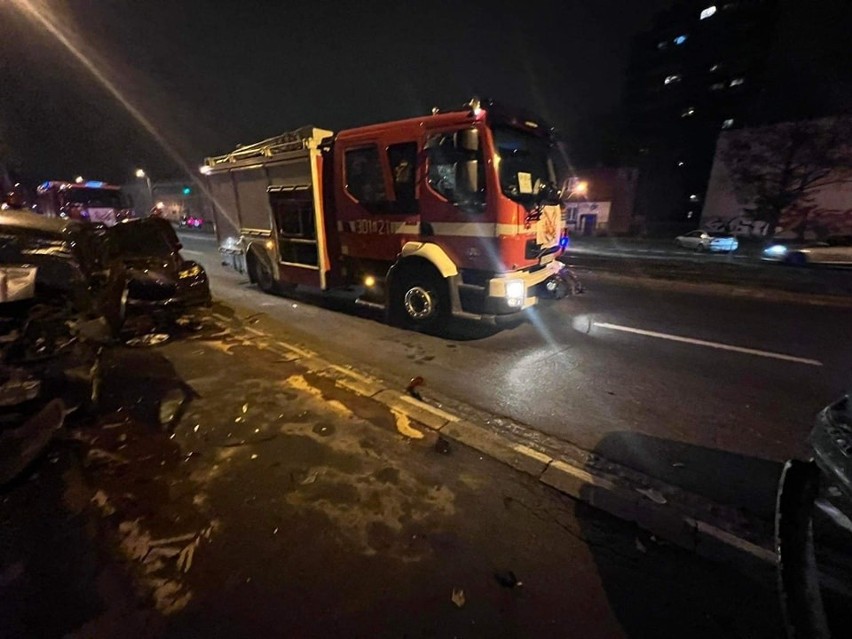 Koszmarne zderzenie aut w Krakowie na al. Pokoju. Skasował zaparkowane samochody