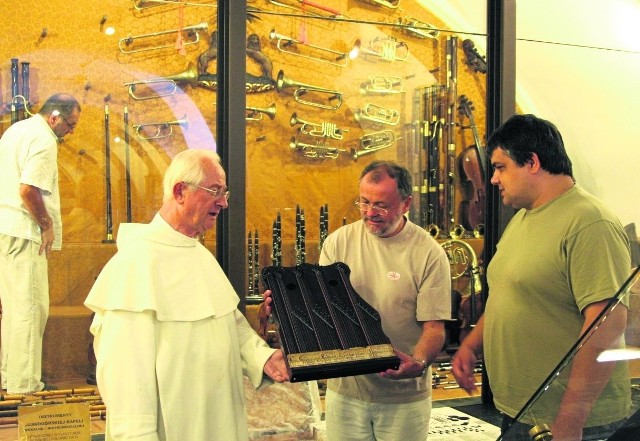O. Nikodem Kilnar (w środku)  dba o zabytkowe instrumenty
