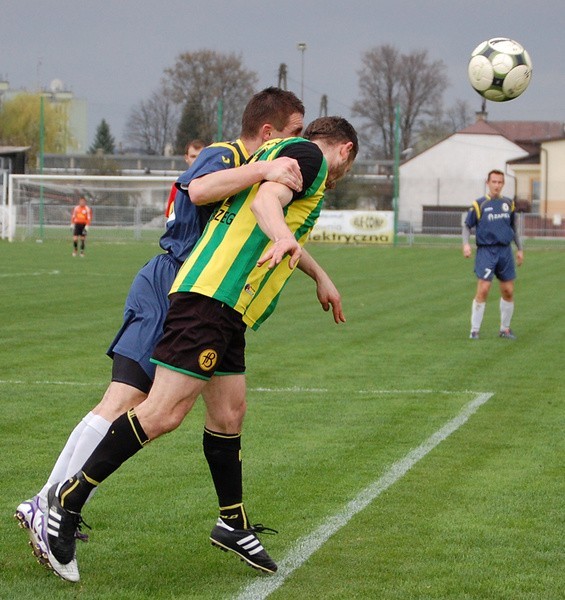 Izolator Boguchwała (granatowe stroje) pokonał u siebie 1-0...