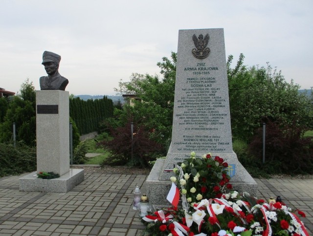 Pomnik, upamiętniający żołnierzy AK z placówki „Sosna-Las” odsłonięto w Koźmicach Wielkich 2 maja 2013 roku. Od tej pory właśnie tu odbywają się wielickie obchody Święta Flagi