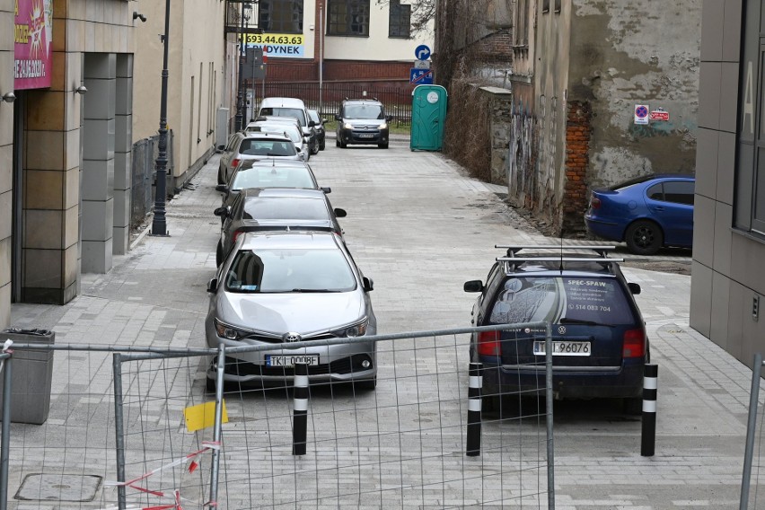 Wyremontowana ulica Cicha w Kielcach jest zastawiona samochodami, choć nie wolno tam parkować. Pieszy przejdzie z trudem