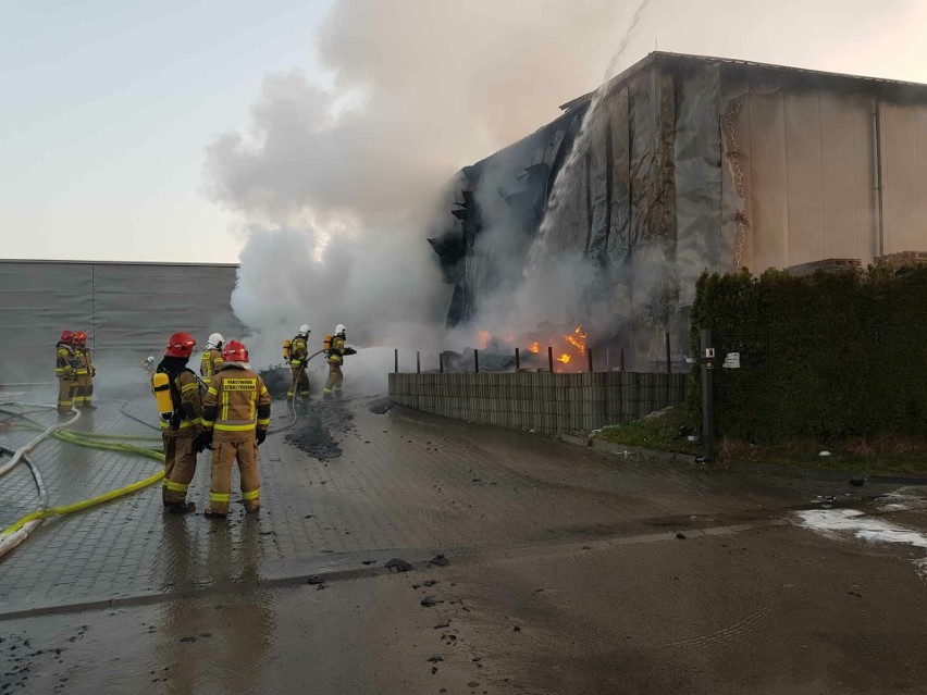 Wielki pożar hali pod Myślenicami w Jaworniku. Czarny dym jest widoczny z daleka