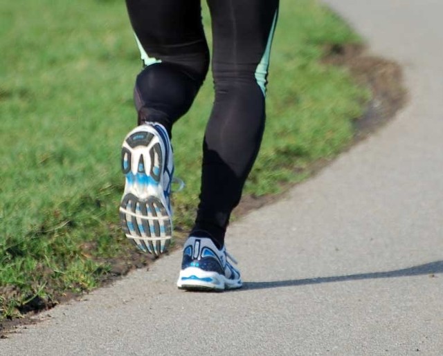 Trasa dookoła jeziora liczy około 14 kilometrów, ale nie każdy wie, gdzie który kilometr się zaczyna.