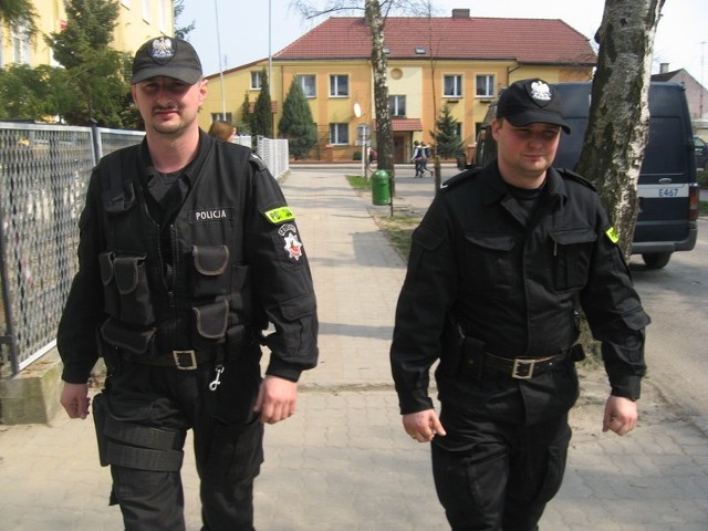 W czasie patrolu pieszego po ulicach Strzelec mł. asp. Waldemar Bakowicz (z lewej) i sierż. Arkadiusz Puchalski. Takiej formy aktywności oczekują od policjantów mieszkańcy.