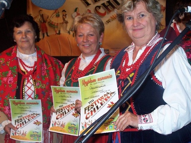 Laury dla zespołów z terenu gminy Waśniów potwierdzają piękne dyplomy.