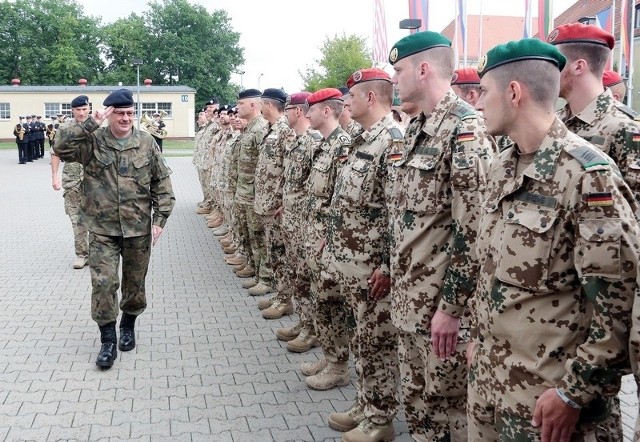 Każdy z żołnierzy udających się na misję otrzymał naszywkę z godłem korpusu. Żołnierze wezmą udział w ostatniej rotacji misji ISAF.