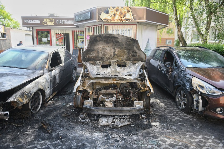Spalone samochody przy ulicy Bukowskiej