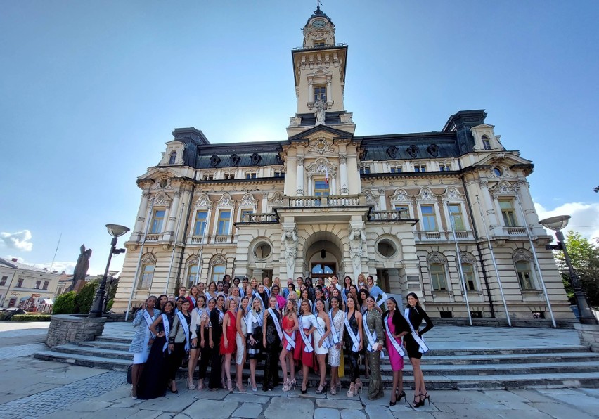 Miss Supranational 2021. Nowy Sącz stał się stolicą piękna. Finalistki konkursu zaprezentowały się na nowosądeckim rynku [ZDJĘCIA, WIDEO]