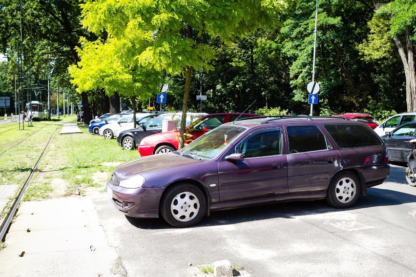 Bezczelne parkowanie przy Arkonce. Zostawiają auta nawet w lesie! [ZDJĘCIA]