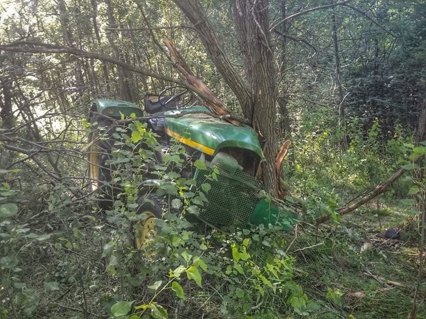 Ciągnik spadł ze skarpy. Rolnik przygnieciony do drzewa