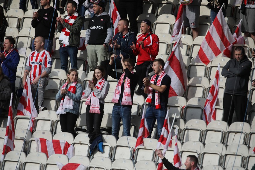 Życie wróciło na stadion Cracovii. Gorący doping kibiców "Pasów" w meczu z Wartą Poznań [ZDJĘCIA]