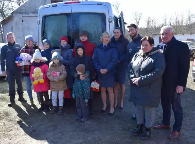 W gminie Promna jest już około 300 uchodźc&oacute;w. Gmina organizuje dla nich pomoc, pomagają mieszkańcy, transport z potrzebnymi artykułami dojechał też między innymi z aresztu śledczego w Radomiu.